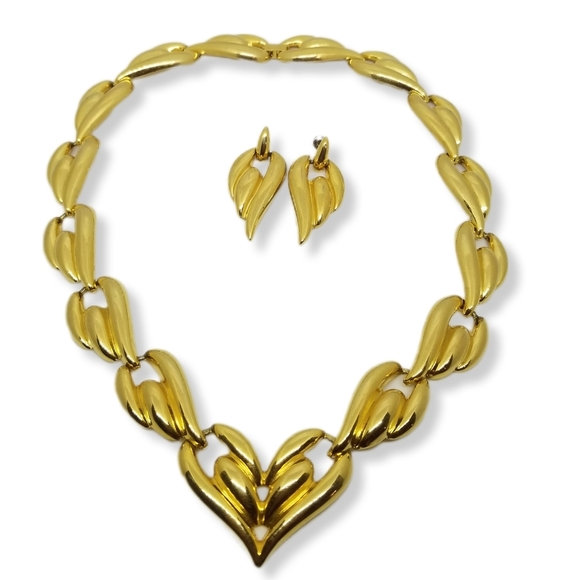 VINTAGE GOLDTONE WINGED HEART STATEMENT NECKLACE & EARRINGS SET - Picture 2 of 10
